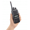 IC-F29SDR dans la main. Portatif radio sans licence. Talkie-walkie