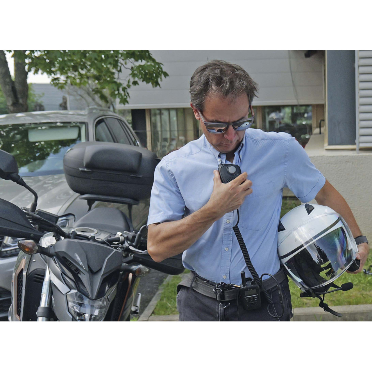 Mode piéton du Kit HS-KITMOTARD-I2W : casque moto PTT déporté incluant un équipement audio pour casque de moto 