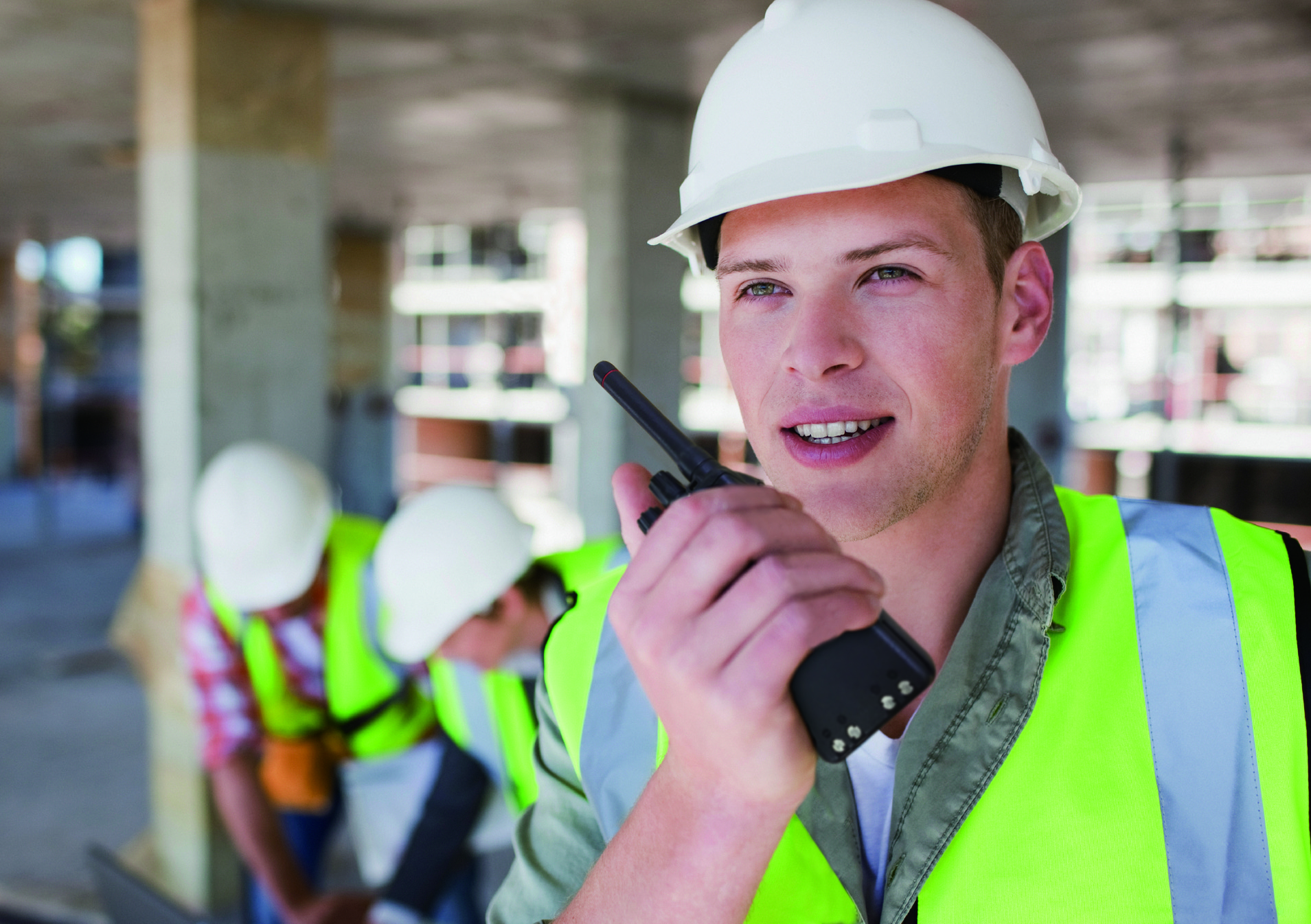 Ouvrier site de construction travail isole securite Radios for lone worker safety ICOM